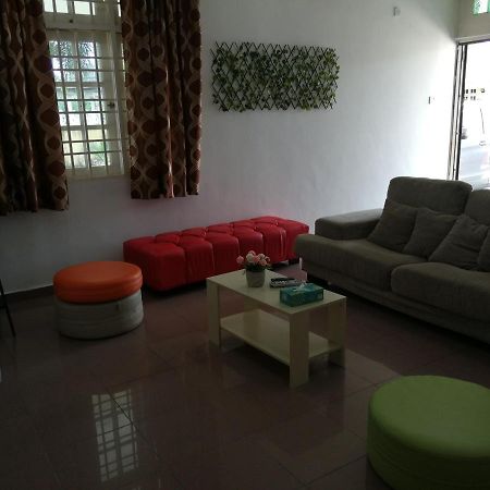 The Garden Vacation Home Lumut Kültér fotó