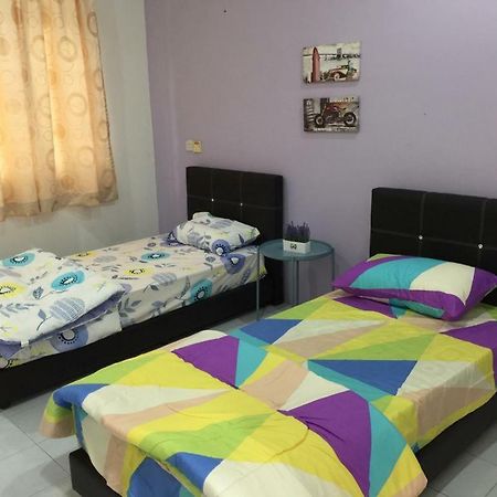 The Garden Vacation Home Lumut Kültér fotó