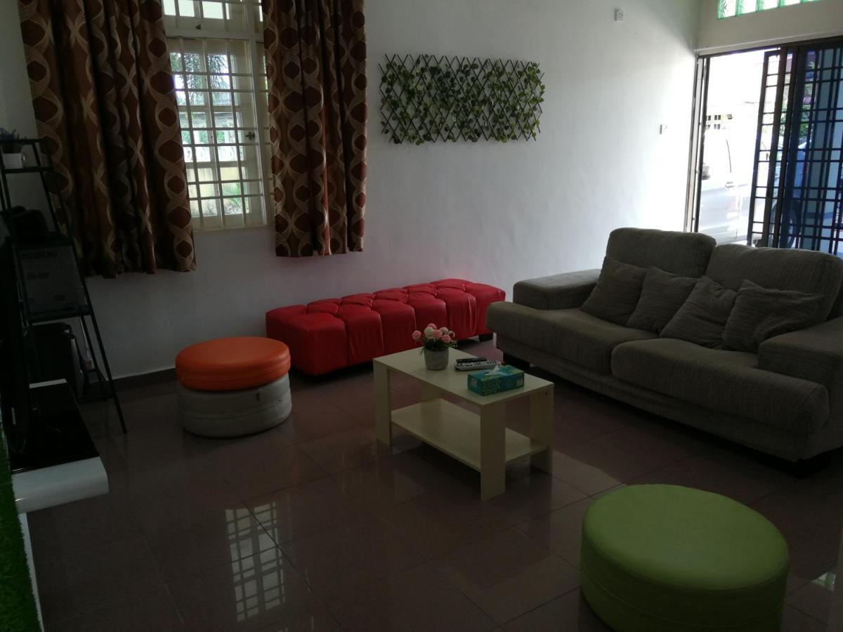 The Garden Vacation Home Lumut Kültér fotó